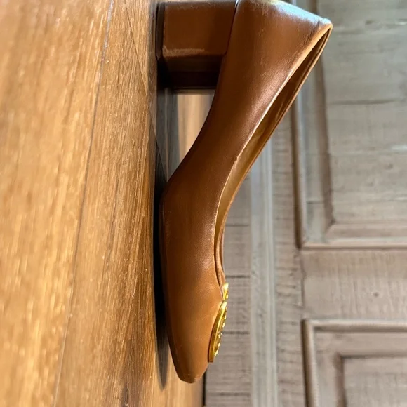 Tory Burch Brown Flats with Gold Emblem - Picture 4 of 7